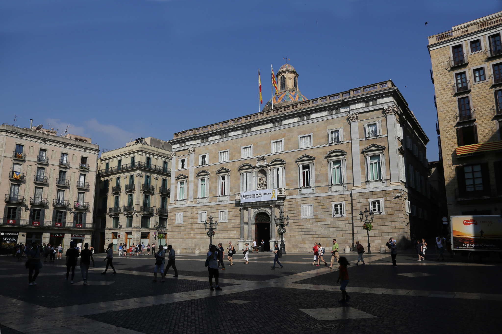 Unos 1.800 interinos se quedan fuera de la regularización de la Generalitat