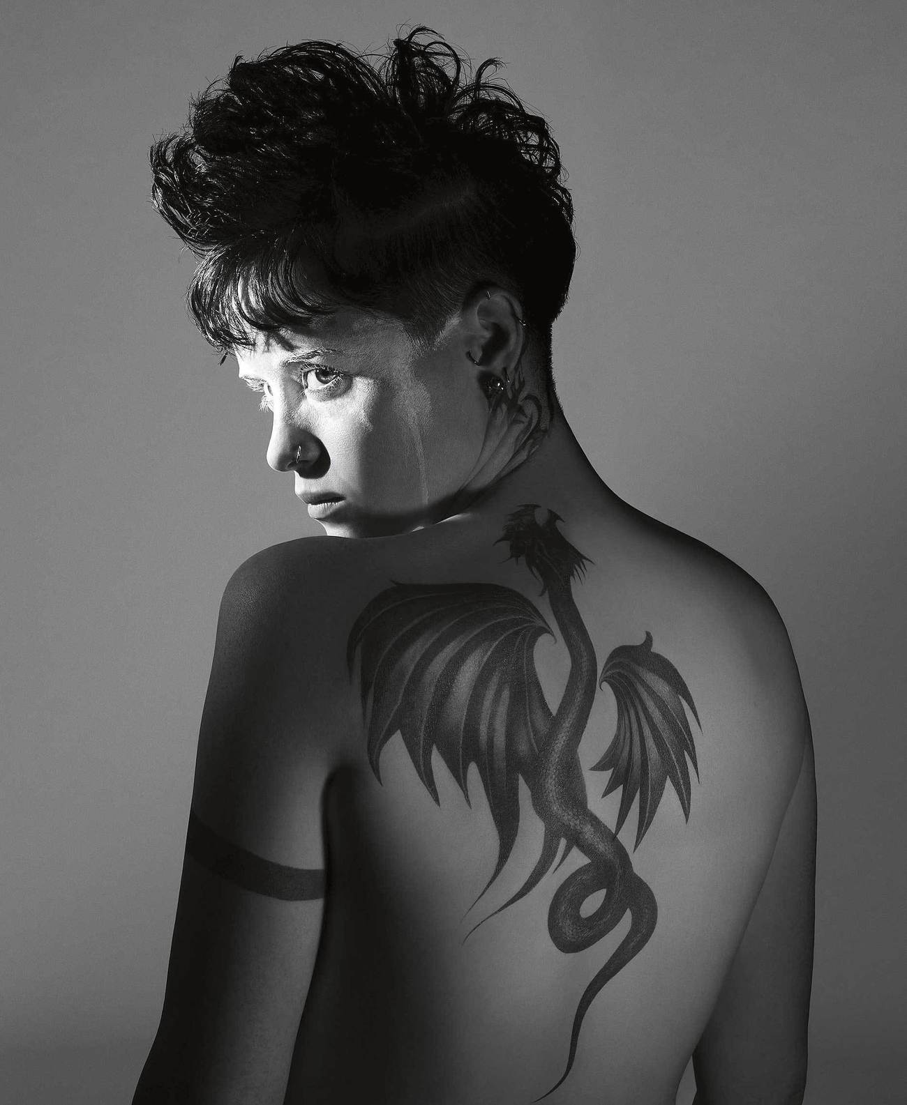 Клэр Фой девушка с татуировкой дракона