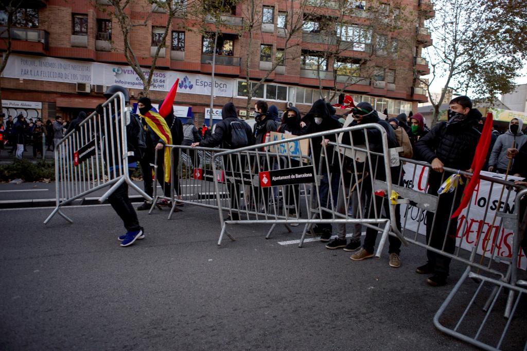 Simpatizantes independentistas protestan en las inmediaciones de la ...