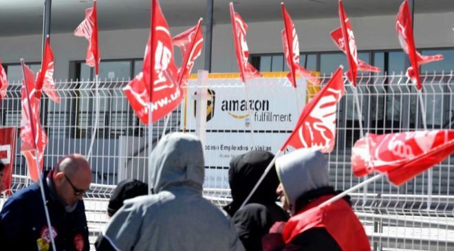 Trabajadores de Amazon frente a la sede de la empresa en San Fernando...