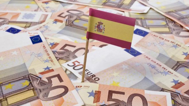 Bandera de Espaa sobre billetes de 50 euros.