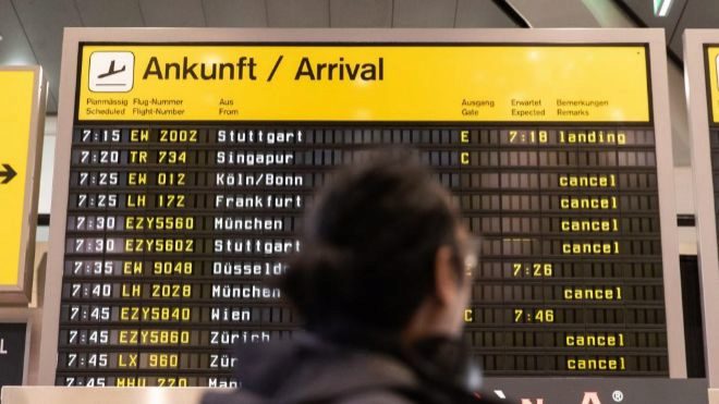 Panel informativo en el Aeropuerto de Tegel (Berln).
