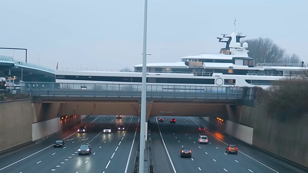 Fotograma del Lady S cruzando una autopista en Rotterdam. | DUTCH...