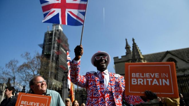 Un manifestante a favor del Brexit ondea la bandera del Reino Unido en...