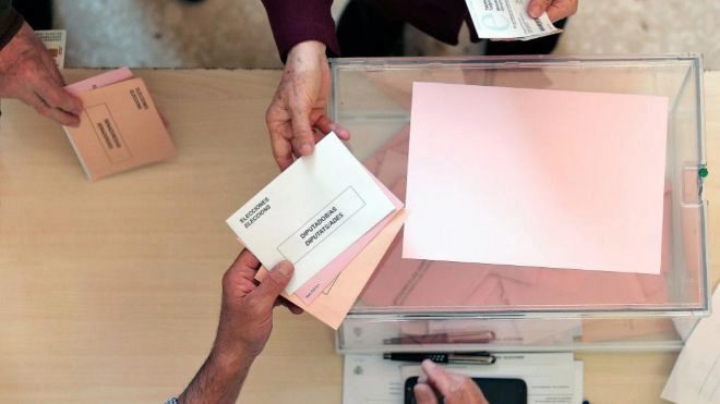 Una persona ejerces su derecho al voto para las <HIT>elecciones</HIT> generales y autonómicas del 28-A en un colegio electoral de <HIT>Valencia</HIT>.