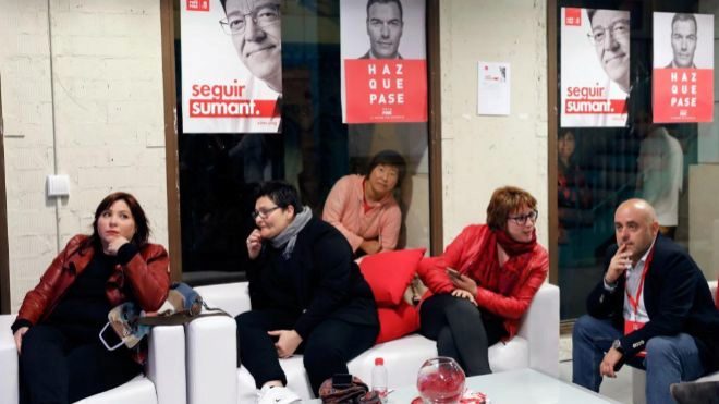 Seguidores y simpatizantes del PSOE-PSPV siguen el recuento electoral en el local habilitado en el barrio del Carmen de <HIT>Valencia</HIT>. EFE/Juan Carlos Cárdenas