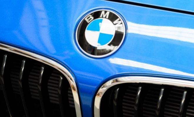 Frontal de un vehculo de BMW con el logotipo de la marca.