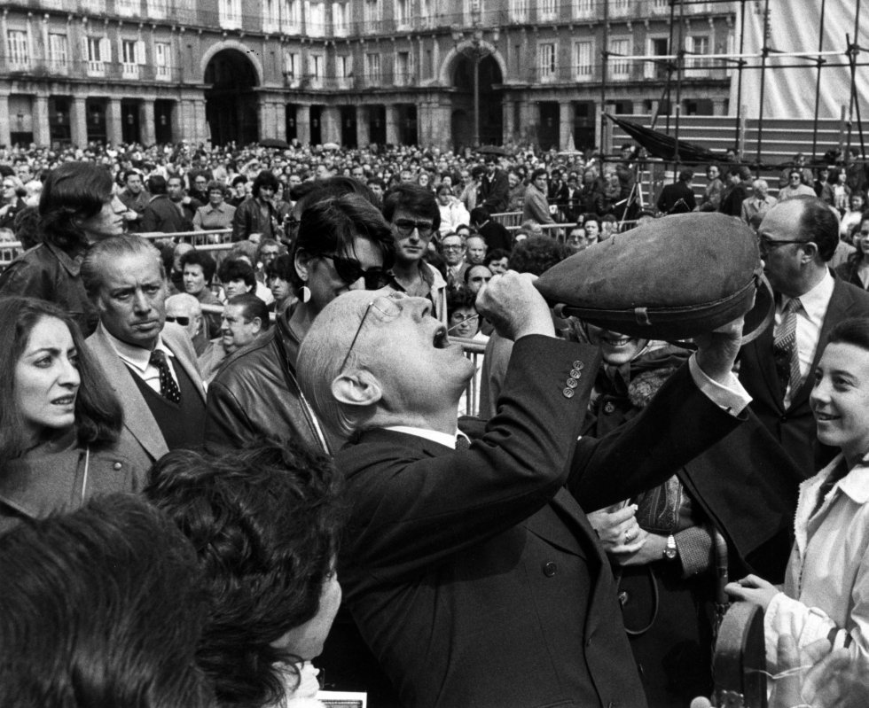 El entonces alcalde Enrique Tierno Galvn en la Plaza Mayor empinando...