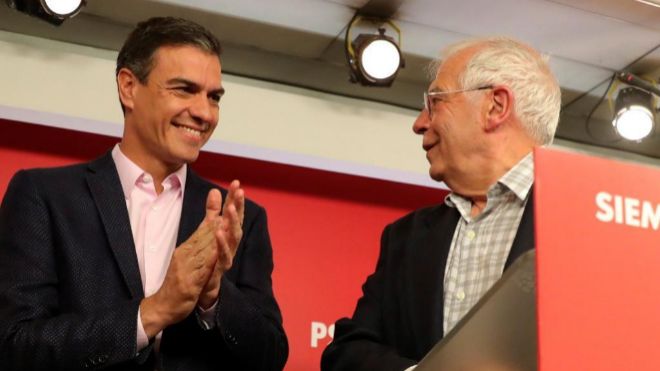Pedro Sánchez  y Josep Borrell tras valorar los resultados electorales.