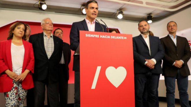 El presidente del Gobierno en funciones, Pedro Sánchez (c), valora los resultados electorales de este domingo en la sede del PSOE en Madrid.