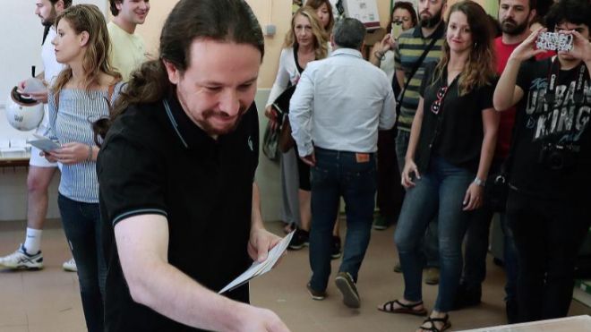 El líder de Podemos, Pablo Iglesias, ha ejercido su derecho al voto en el Colegio Público La Navata de Galapagar (Madrid).