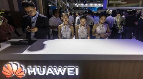 Empleados de Huawei en la Big Data Expo celebrada la semana pasada en...