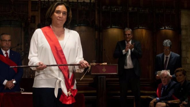 Colau, proclamada alcaldesa de Barcelona con el apoyo de los comunes, PSC y Valls