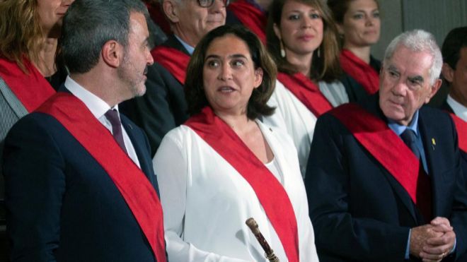 La alcaldesa, Ada Colau, entre Jaume Collboni (PSC) y Ernest Maragall (ERC), el pasado sábado en el pleno de constitución del Ayuntamiento de Barcelona.