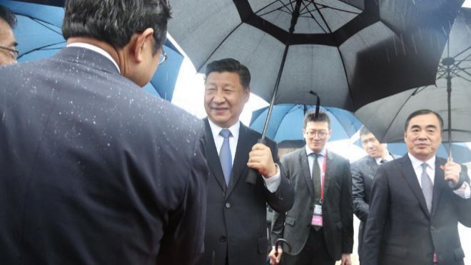 El presidente de China, Xi Jinping (centro), a su llegada este jueve a...