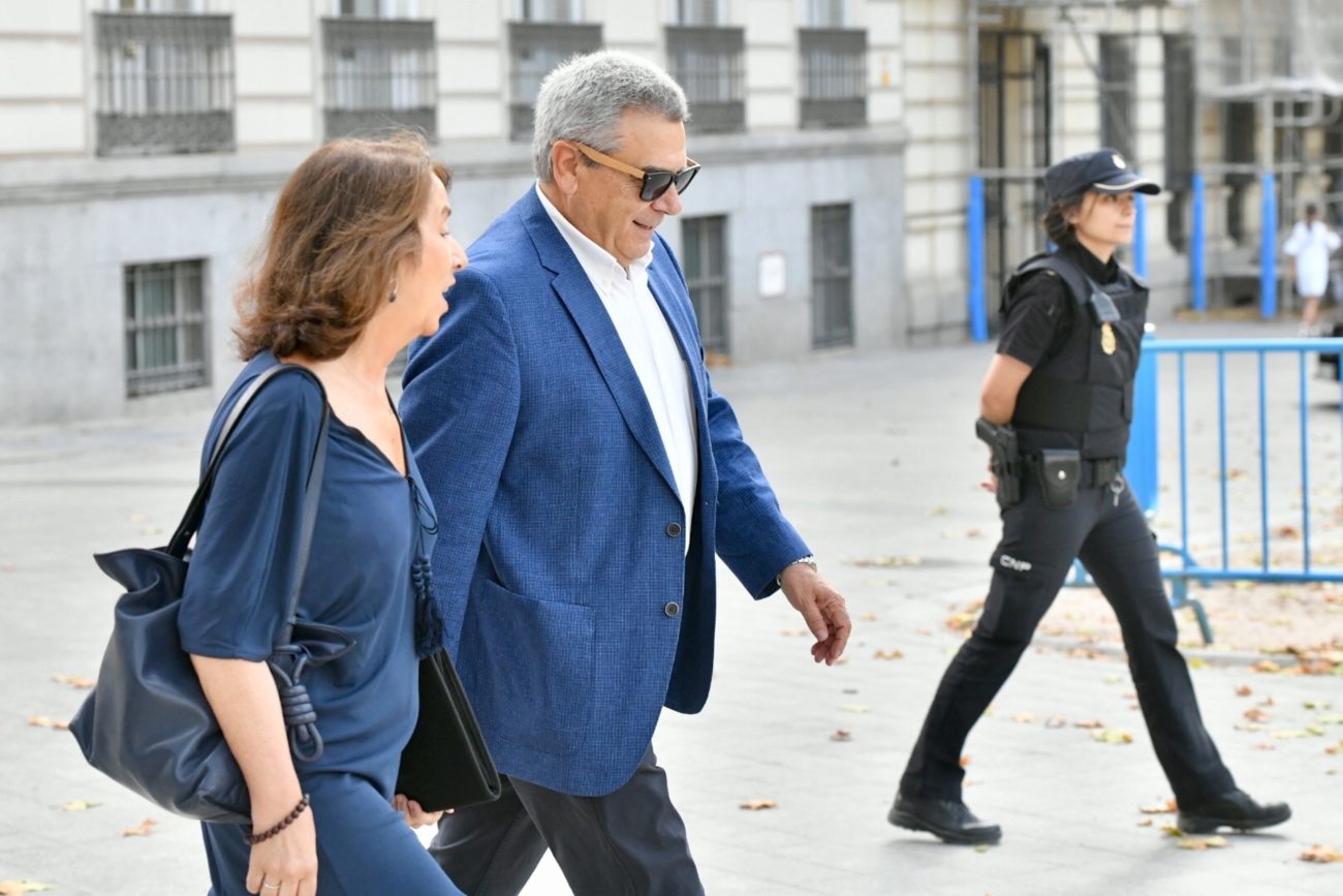 Julio Corrochano, exjefe de Seguridad de BBVA, junto a su abogada,...