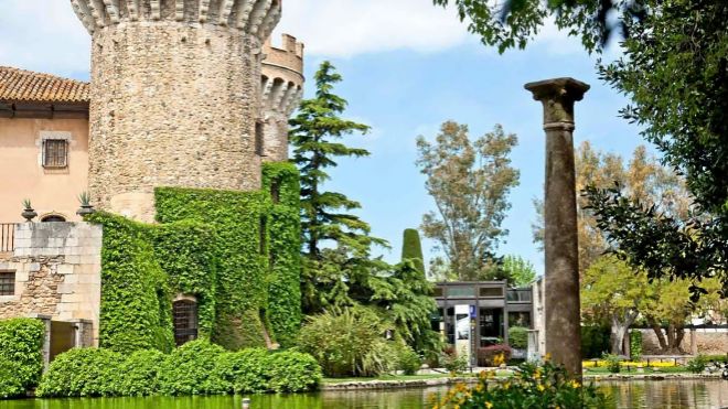 El castillo de Peralada, propiedad de la familia Suqu Mateu, es el...