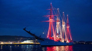 El 'Juan Sebastián Elcano', el viernes por la noche en...