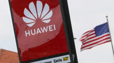 Logotipo de Huawei y una bandera estadounidense.