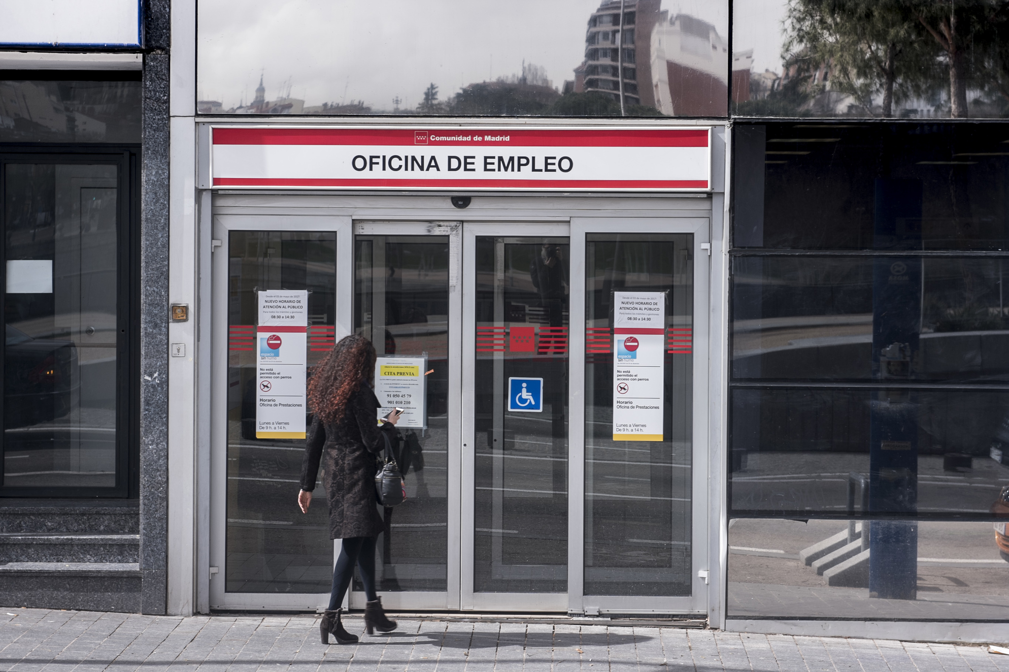 El paro baja en 67.420 personas en abril y la Seguridad Social gana 231.000 cotizantes