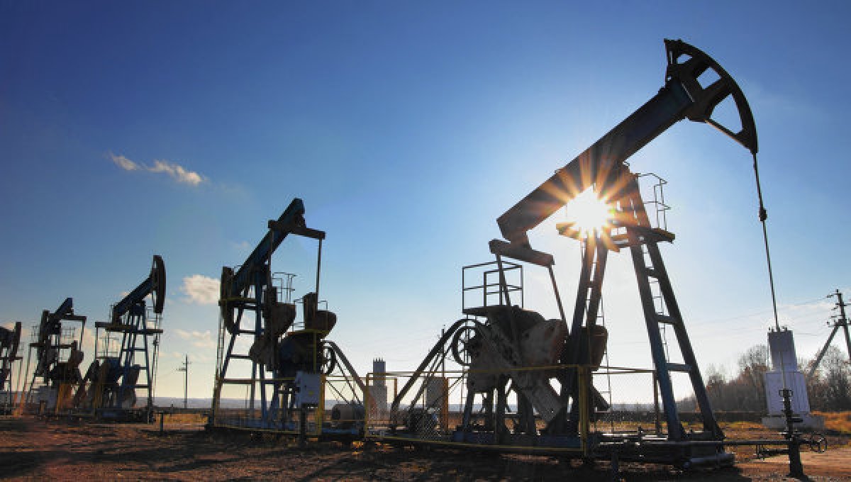 El petróleo cae un 8% tras la suspensión de los ataques entre Irán y Estados Unidos en el estrecho de Ormuz