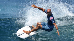 Slater, en plena ola, durante un torneo de la World Surf League. |...
