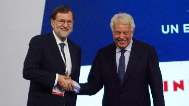 Los expresidentes del Gobierno Felipe Gonzlez (derecha) y Mariano...