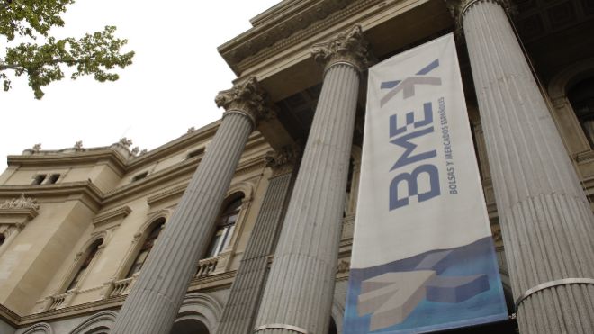 Logotipo de BME sobre la fachada de la Bolsa de Madrid.