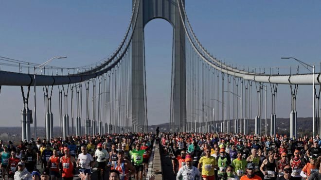 Corredores de la maratn de Nueva York cruzan el puente...