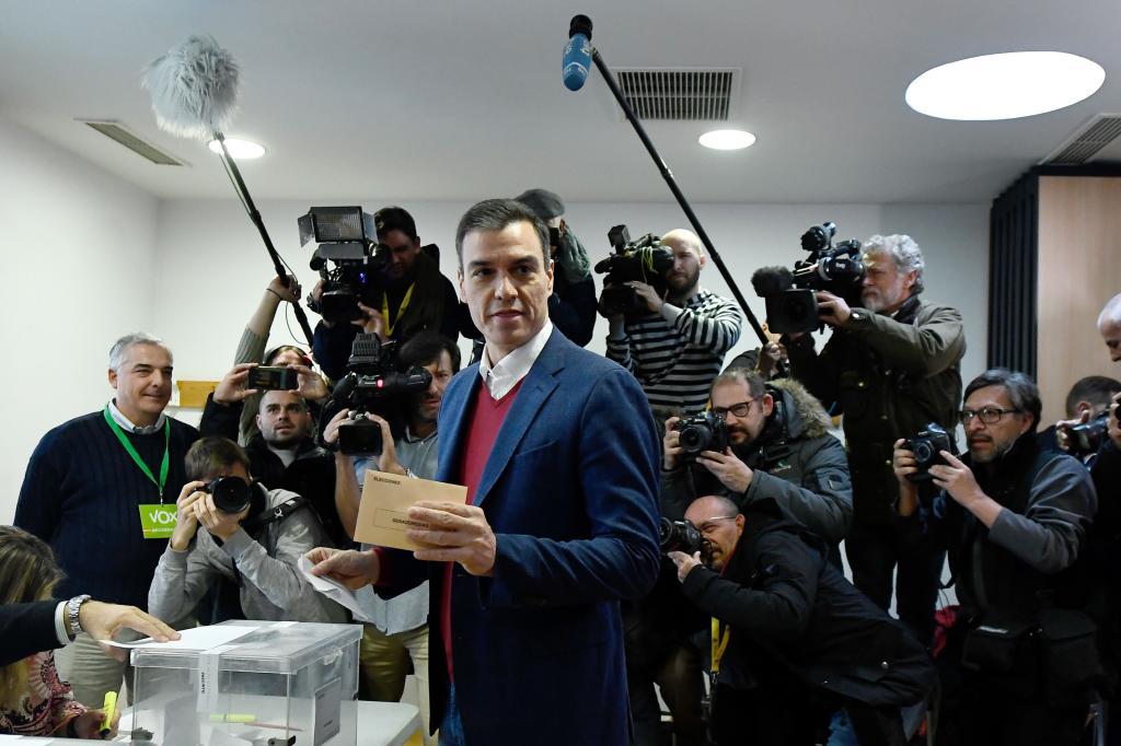 El presidente en funciones y candidato del PSOE Pedro Sanchez vota...