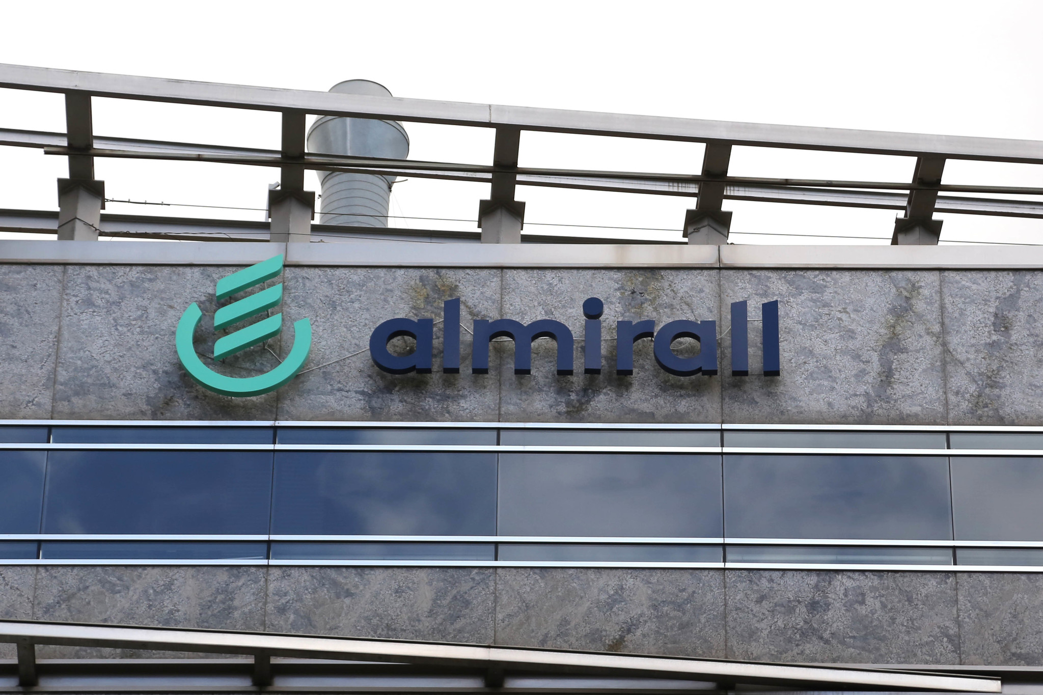 ¿Puede ser Almirall el tesoro escondido en el mercado continuo? Almirall pasa por un momento delicado en Bolsa. Aunque los resultados del primer semestre no han reflejado sorpresas negativas y las firmas de análisis mantienen su confianza, el grupo farmacéutico se está quedando totalmente fuera del rally de la Bolsa española hasta máximos históricos. Leer
