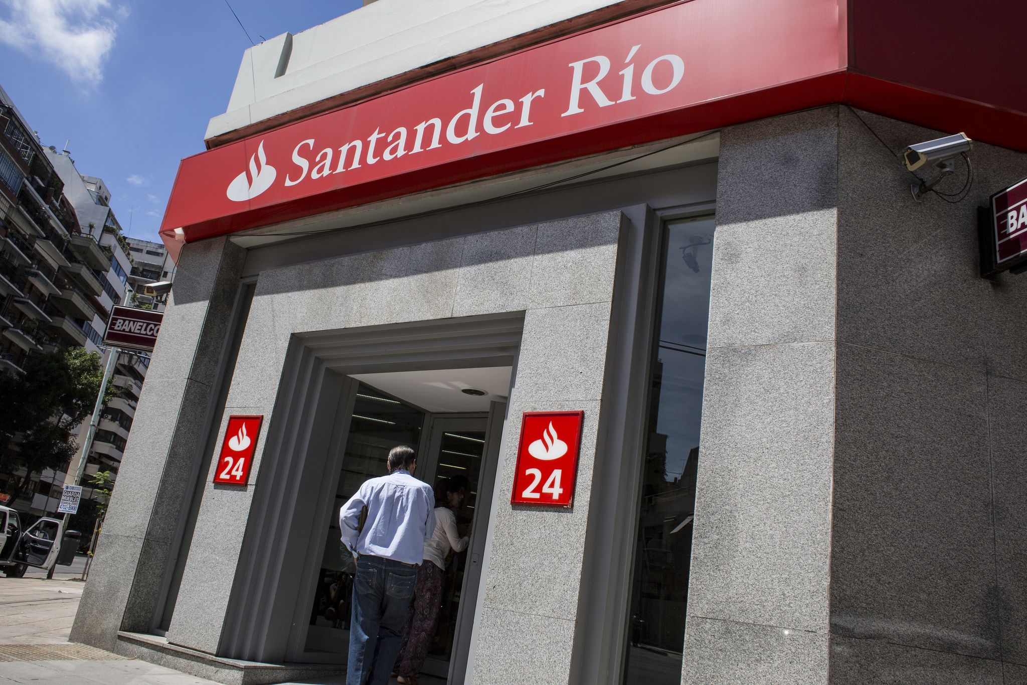 Santander cierra el grifo del crédito en Argentina para poner coto a los impagos