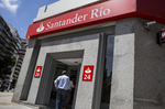 Santander cierra el grifo del crédito en Argentina para poner coto a los impagos