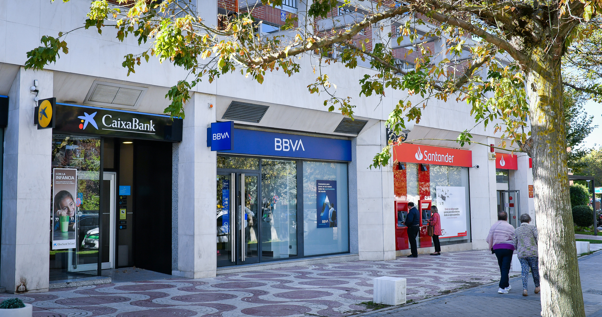 Los bancos revolucionan sus cúpulas para acelerar el negocio y desplegar la IA