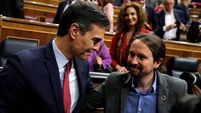 Pedro <HIT>Sánchez</HIT>, (i) tras ser investido como presidente del Gobierno, es felicitado por el líder de Unidas Podemos, Pablo <HIT>Iglesias</HIT>.