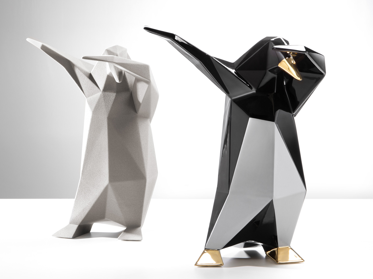 Soy un pingüino y molo todo. Eso parece decir esta pequeña escultura...