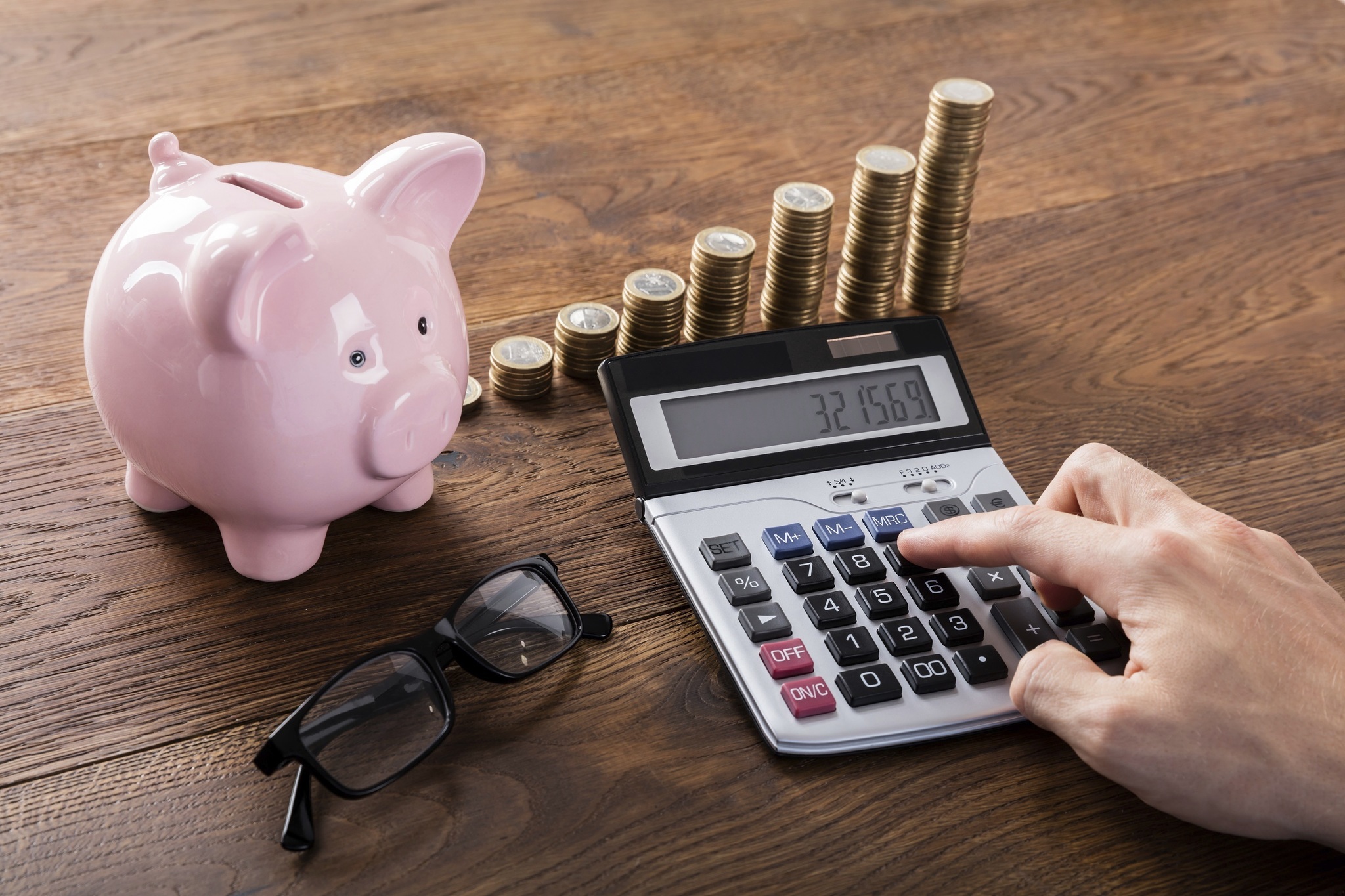 La tasa de ahorro de los hogares cae al 4,8% en el primer trimestre tras ahorrar un 20,9% menos