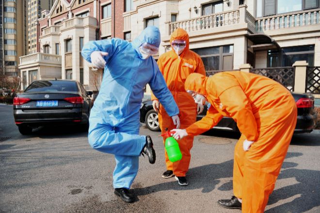 Trabajadores desinfectando los zapatos tras visitar una familia en...