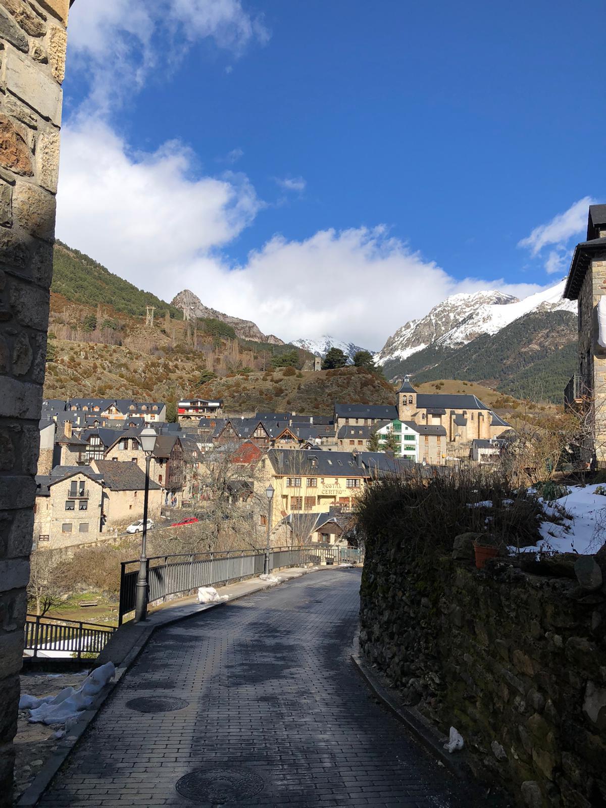 Es el típico pueblo del Pirineo aragonés plagado de típicas casonas...