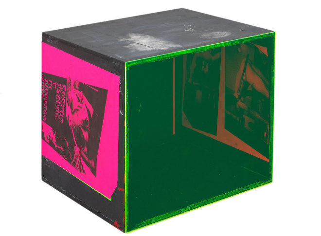 Untitled. 2018. Henrik Olesen. Galera Buchholz (Colonia). Las imgenes de las cajas reinterpretan la Brillo Box warholiana ideada por Paul Thek. 