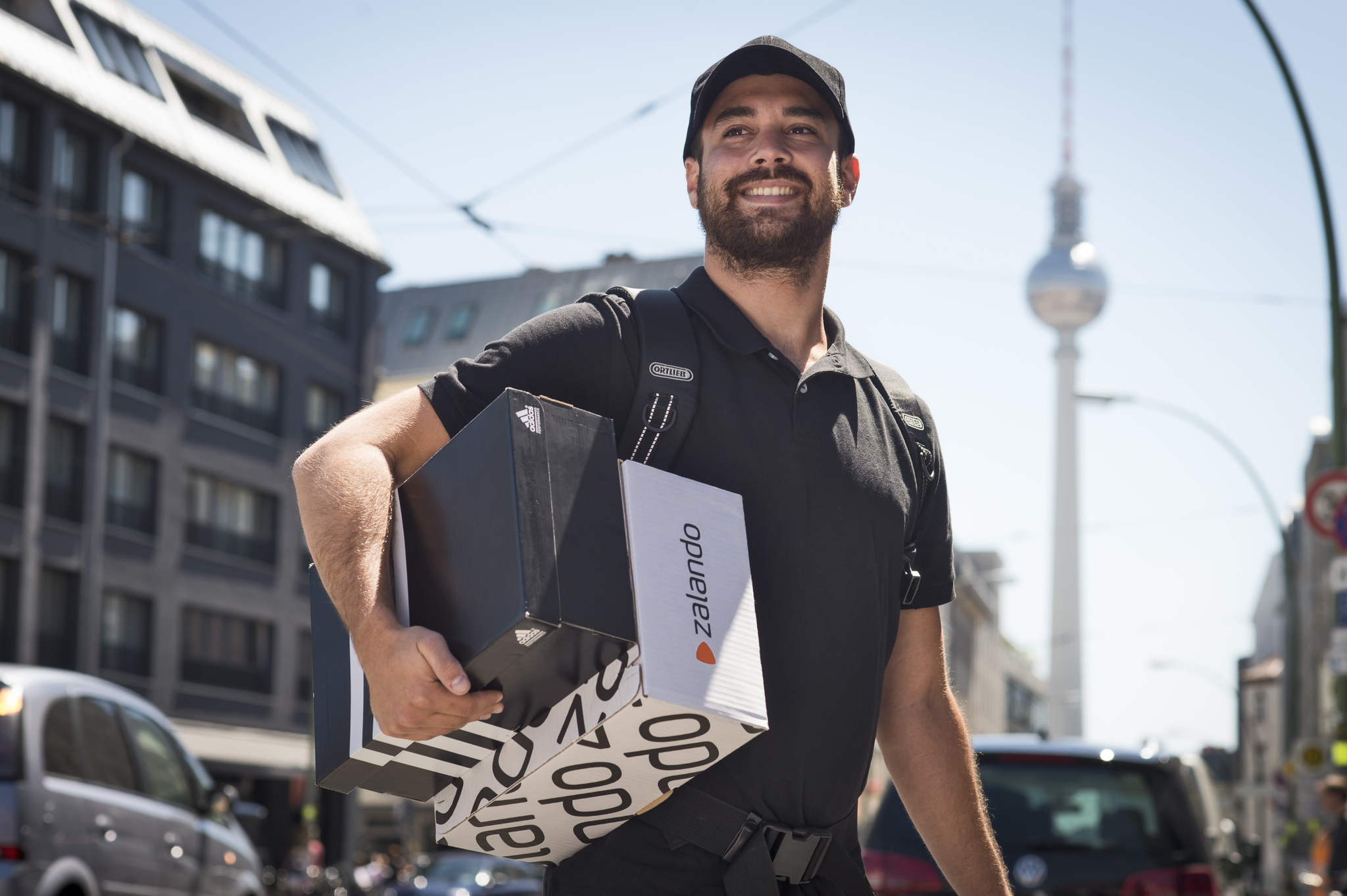El supervisor financiero alemán examina las cuentas de Zalando, que cae en Bolsa Las autoridades alemanas de supervisión financiera (BaFin) examinan el balance de 2025 de la empresa de venta de moda por internet Zalando por supuestas irregularidades en la información que dio de la compra de About You. Leer