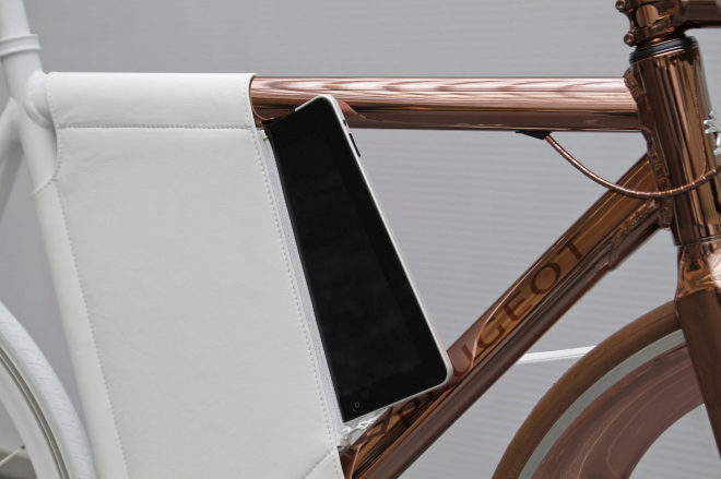 La bicicleta combina aluminio y carbono con acabados en cobre y cuero blanco.