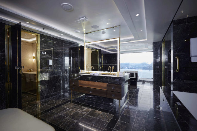 El baño con spa privado de la Regent Suite, realizado en mármol negro italiano y piedra.
