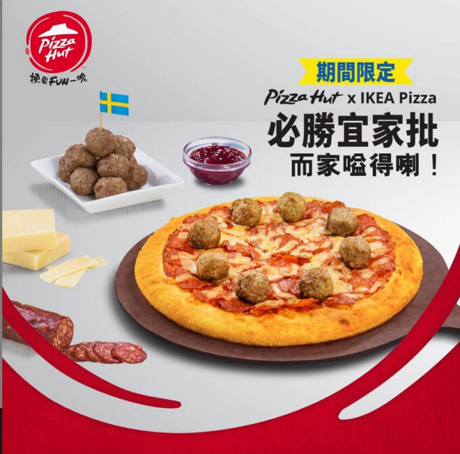 La pizza sueca llevar ocho albndigas, salchicha picante, queso y salsa de tomate.