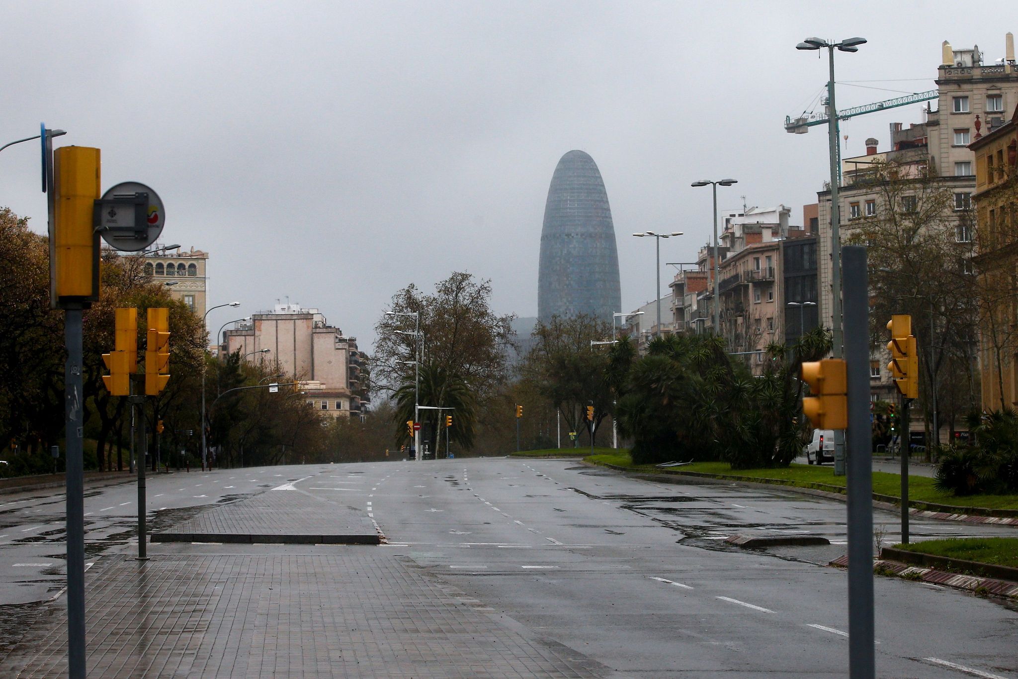 Aspecto de la Avenida Diagonal de Barcelona, vacía, durante el primer...