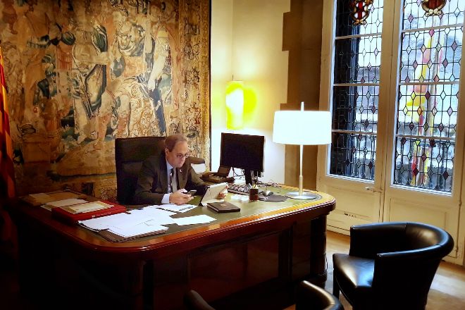 El presidente de la Generalitat, Quim Torra, en su despacho, durante...