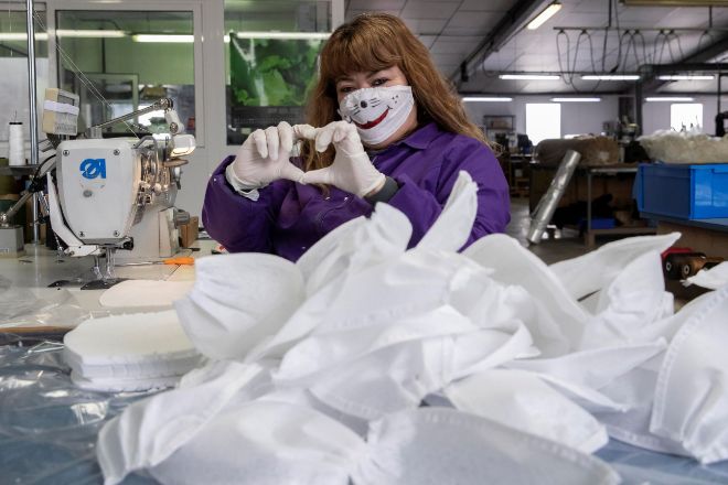 Una trabajadora de un empresa de tapizados de Yecla, Murcia, afectada...