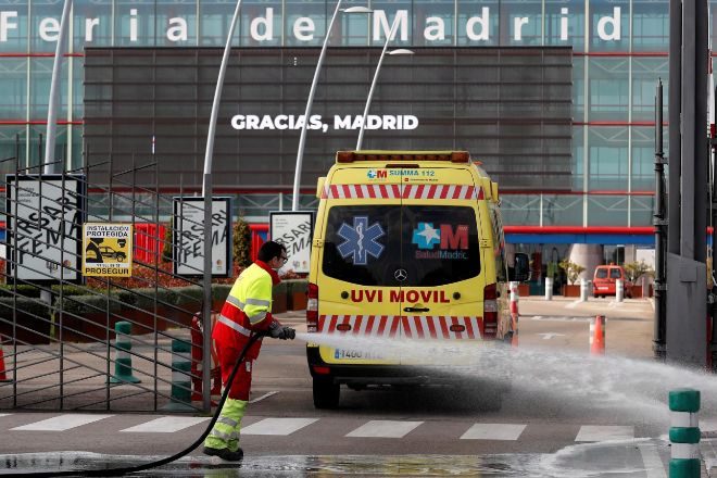 Desinfeccin a las puertas del Hospital de Ifema en Madrid.