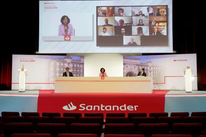 Ana Botín, presidenta de Santander, durante la junta de accionistas...