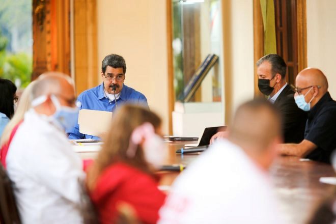 Maduro preside una reunión de la comisión presidencial para la prevención COVID-19 en el Palacio de Miraflores en Caracas (Venezuela).